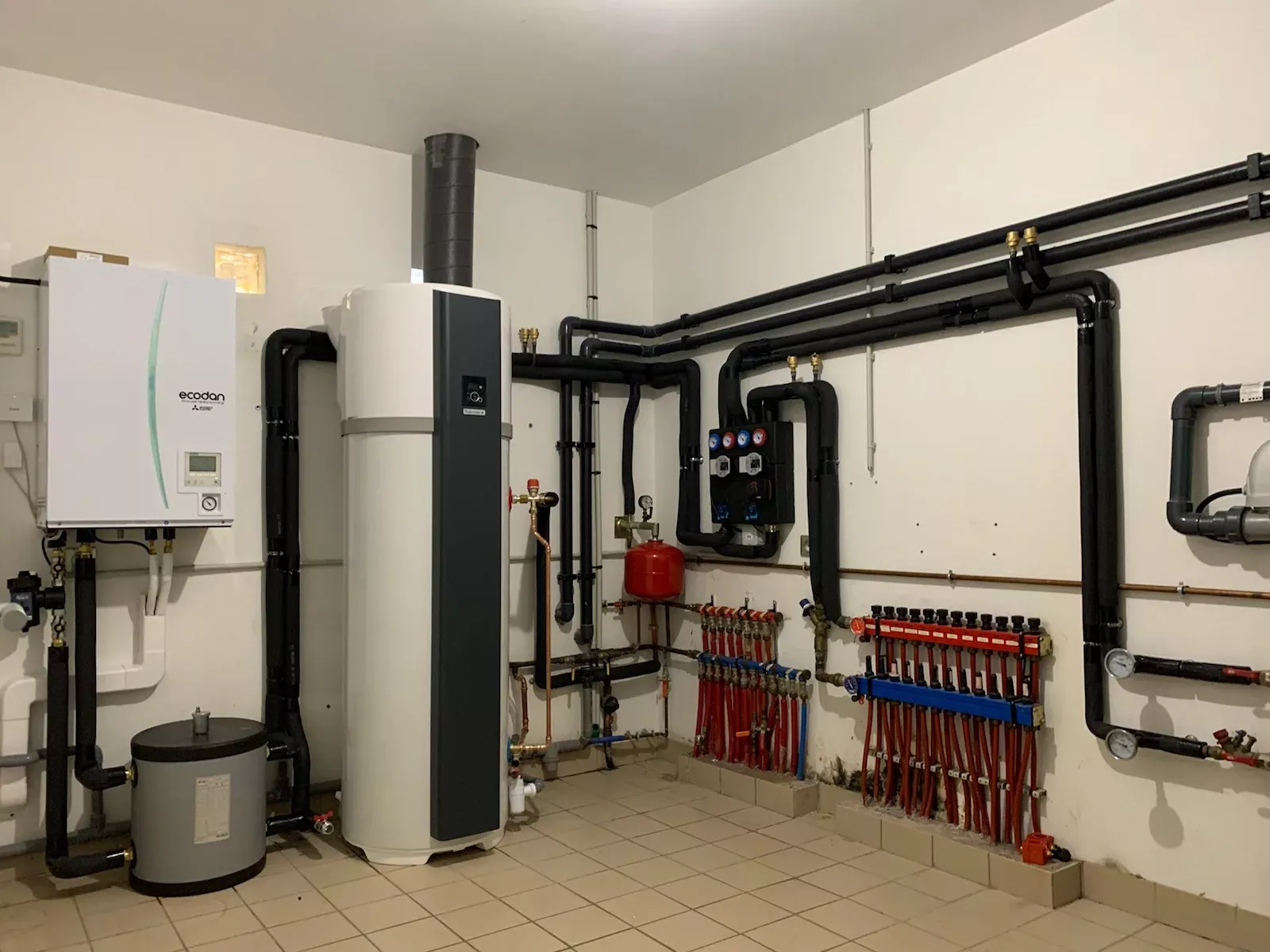 Local technique avec ballon thermodynamique et collecteurs