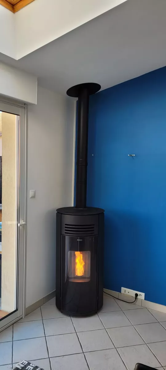 Poêle à granulés devant mur bleu